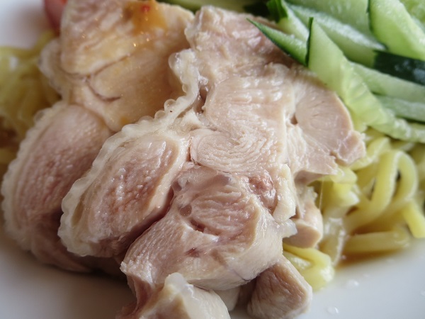 福満苑の冷やし中華（ゴマたれ）の蒸し鶏の近影画像。