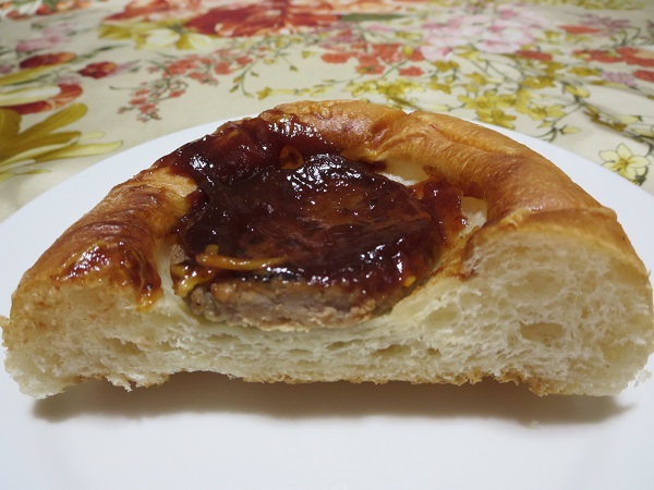 はーとやのパンのハンバーグパンの断面の近影画像。