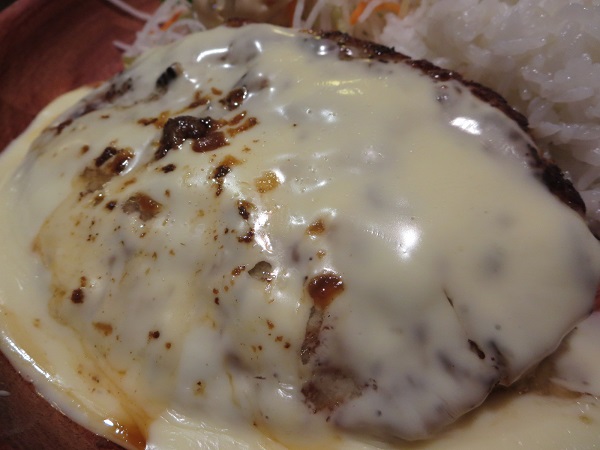 びっくりドンキーのフォンデュ風チーズバーグディッシュの近影画像。