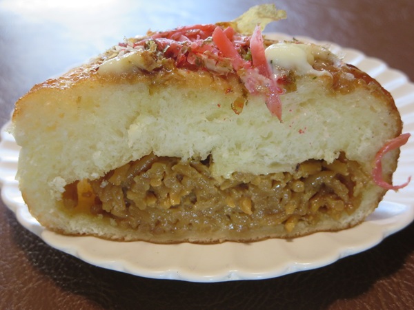 ルフランの焼きそばドーナツの断面の近影画像。