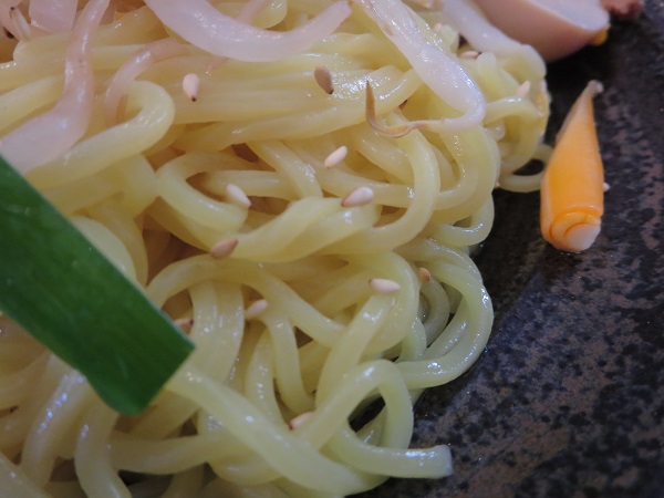 台湾魯肉飯 華屋の冷やし担々麺の麺の近影画像。