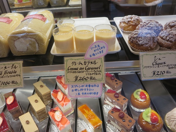 フランス菓子イヴリーヌのクレームカラメルが置かれているショーケース。