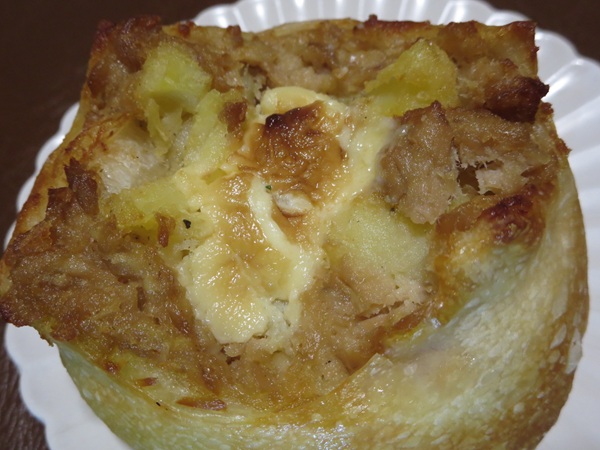 おおみやパンカフェのポテトツナマヨの近影画像。