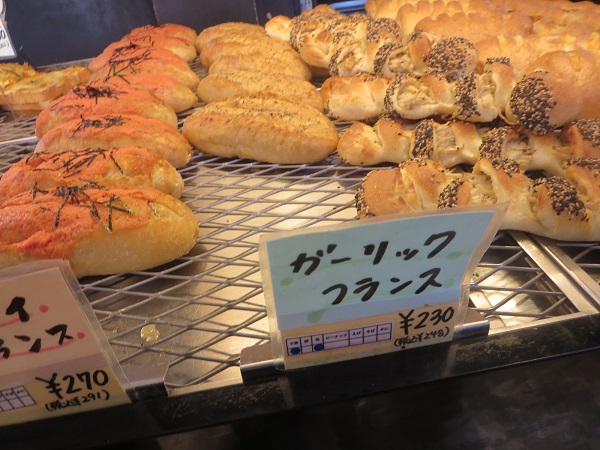 石窯パン工房 サフランのガーリックフランスが置かれている陳列棚。
