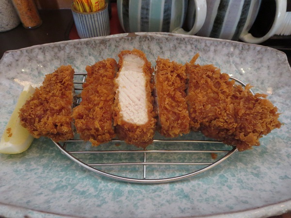 かつわか本店の厚切りロースかつ定食の近影画像。