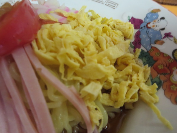 中華 コナンの冷やし中華の玉子の近影画像。