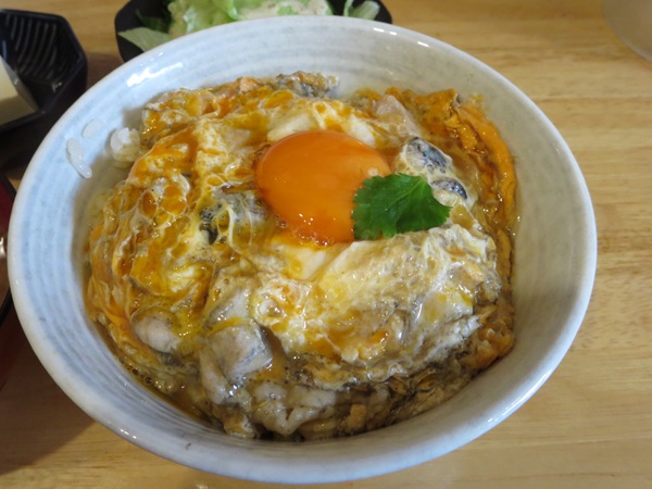 たま家の上炭火親子丼の近影画像。