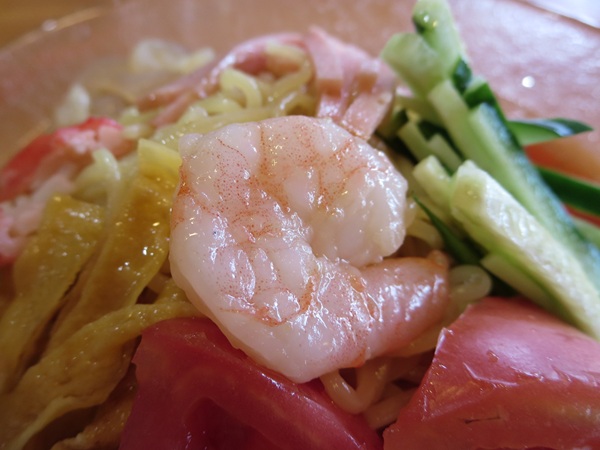 長春の冷し中華の海老の近影画像。