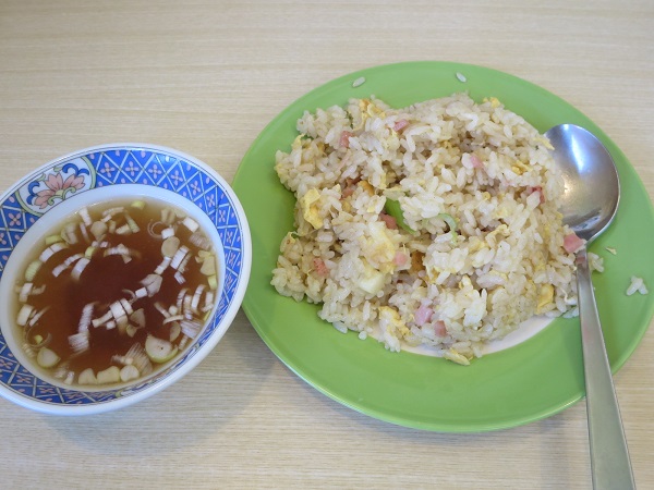 大衆中華 ホサナの五目チャーハンの全体画像。