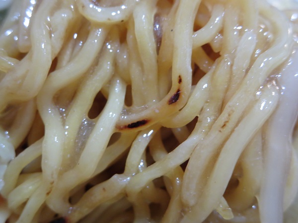 大井楼の五目ヤワ焼きそばの麺の焼き目の近影画像。