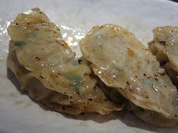 くうろんのくうろん焼き餃子の焦げ目が付いていない側の近影画像。