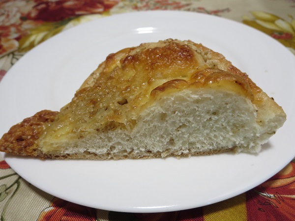 小さなパン屋 moitieのごまぱんの断面の近影画像。