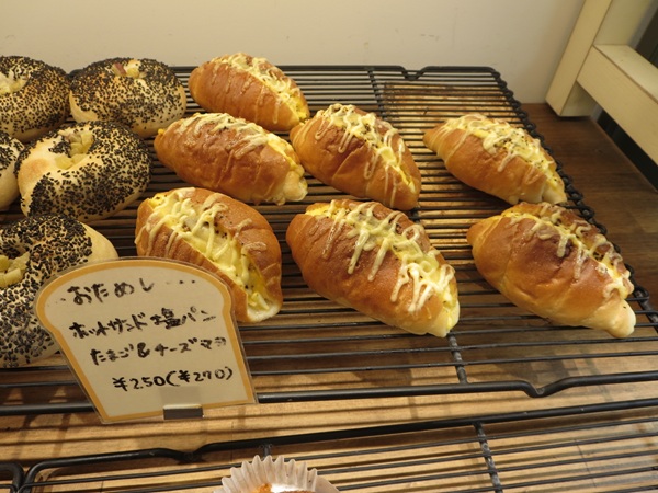 BAKERY＆cafe辰巳俱楽部のホットサンド塩パンが置かれている陳列棚。