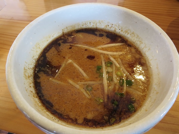 らーめん味来の味噌つけ麺のつけ汁の近影画像。