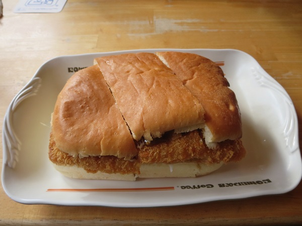 コメダ珈琲店のカツカリーパンの全体画像。