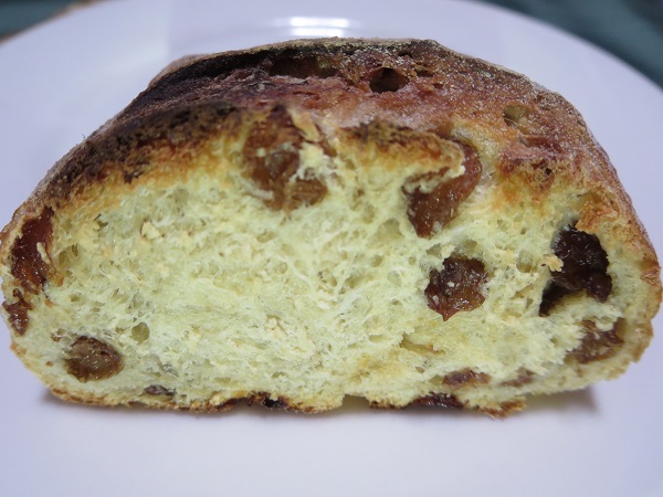 Tiny Bakery トイットのレーズンロールのトースト後の断面の近影画像。