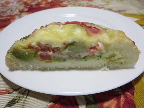 パン工房 ナララのアボカドとトマトバジルチキンのフォカッチャの断面の近影画像。