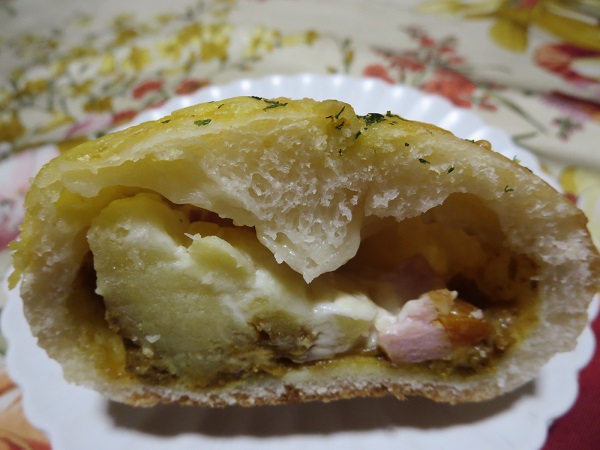 ル ベンケイの焼きチーズカレーフランスの断面の近影画像。