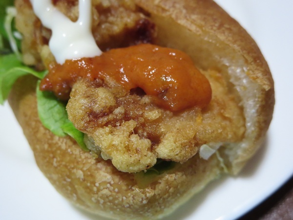 Le Pain Bon Bonの唐揚げドックの唐揚げの近影画像。