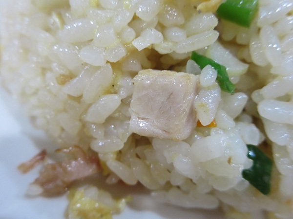 福真楼の五目炒飯の叉焼の近影画像。