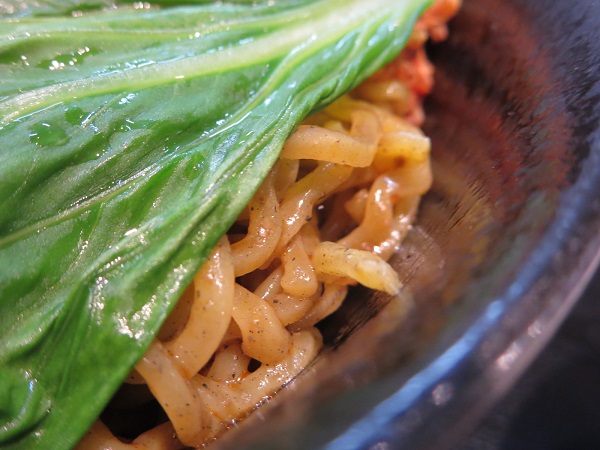 中華そば 和月の冷製汁なし黒ごま担々麺の麺の近影画像。