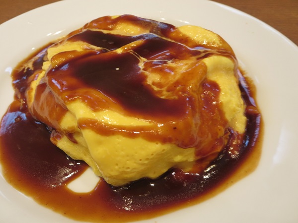 デニーズのとろーり卵とチーズのオムライスの近影画像。
