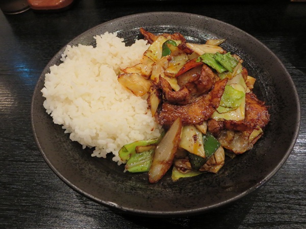 中華料理 華龍の回鍋肉丼の近影画像。