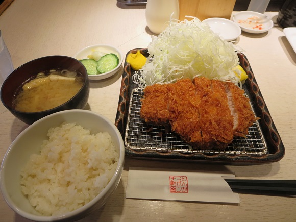 ポンチ軒の特ロース豚かつ定食の姿見。