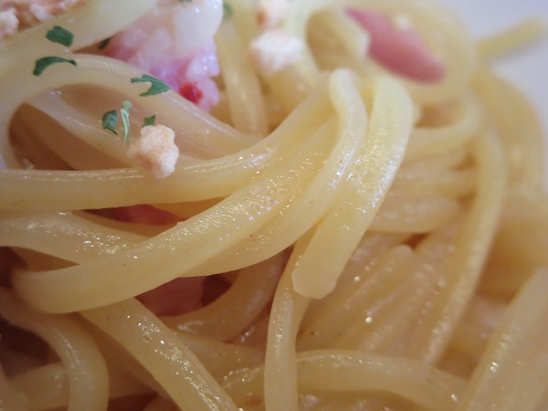 ガストのペペロンチーノ（ハーフ）の麺の近影画像。