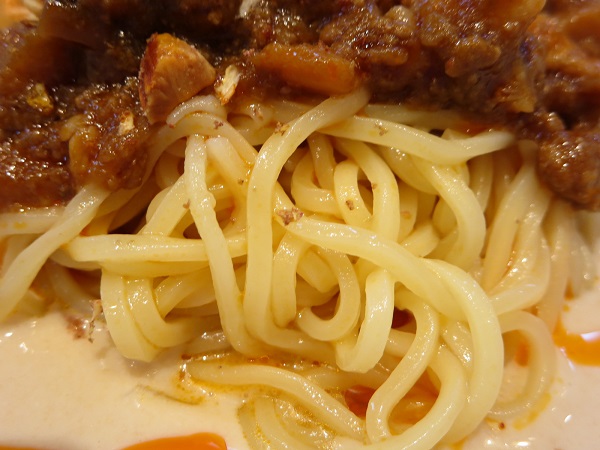 デニーズの冷やし豆乳担々麺の麺の近影画像。