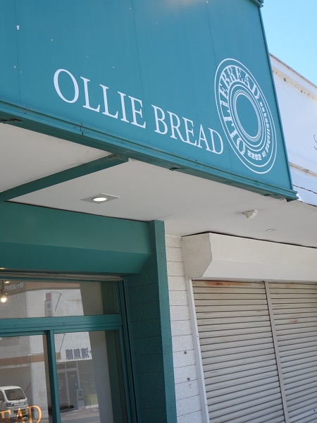 OLLIE BREADの看板。