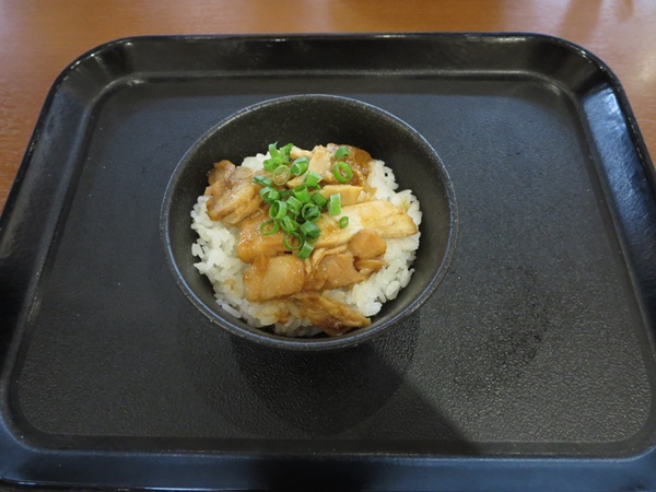 麺場 田所商店の特製スタミナ丼の全体写真。