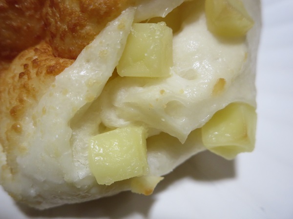 ポンパドウルのお米とチーズのもちもちパンの別角度からの近影画像。