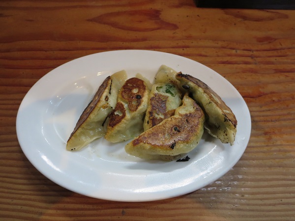 満洲亭の手作り餃子の全体画像。