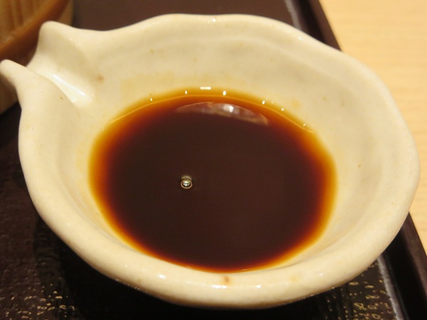 四六時中の海鮮天ぷらおひつごはんの付け合わせのタレの近影画像。