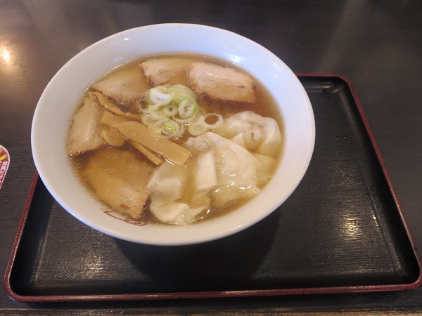 喜多方ラーメン 坂内の喜多方わんたんラーメンの全体写真。