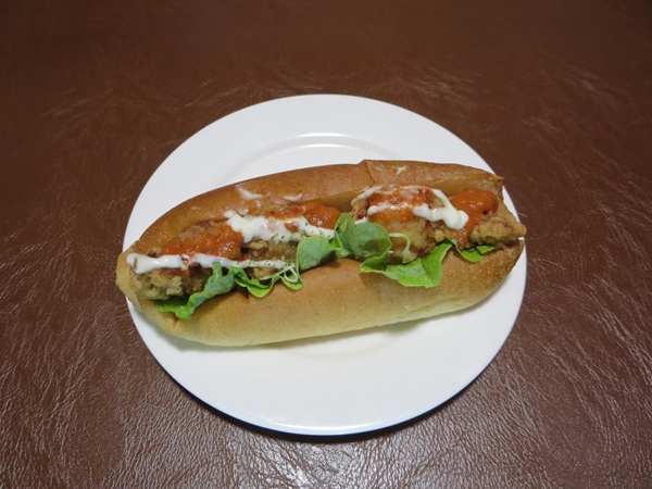 Le Pain Bon Bonの唐揚げドックの全体画像。