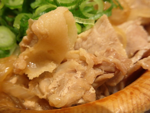 四六時中の豚の生姜焼き風おひつごはんの豚肉の近影画像。