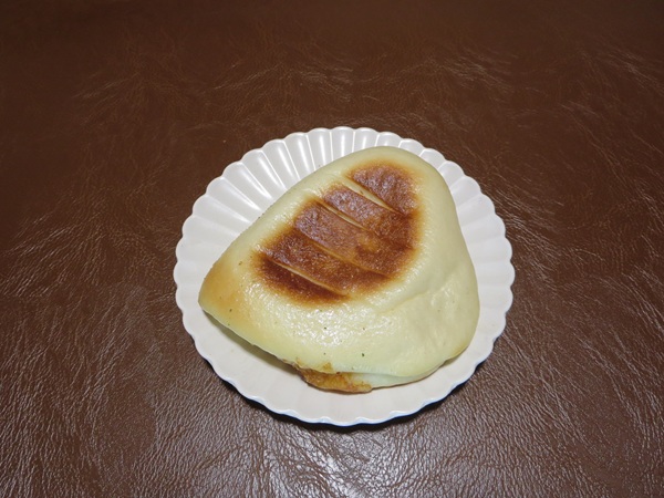 パンとお菓子の店 tocotocoのほうれん草とベーコンのパニーニの全体画像。