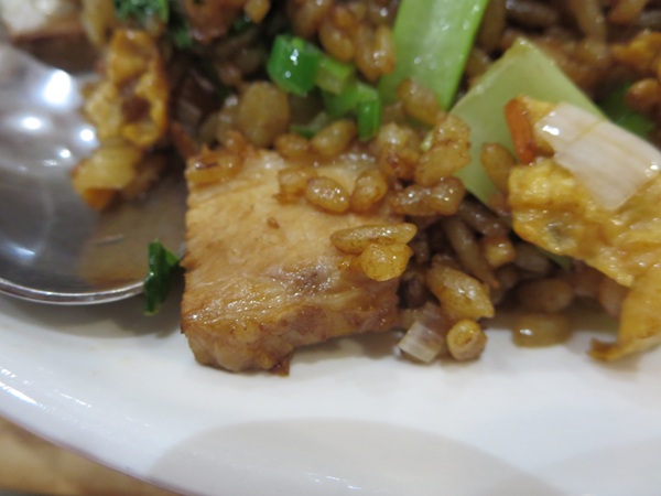 晴晴飯店の豚バラチャーハンの豚バラ肉の近影画像。