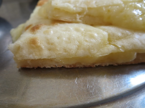 インドレストラン ディルクースのマトンカレー&チーズナンのチーズナンの断面の近影画像その2。