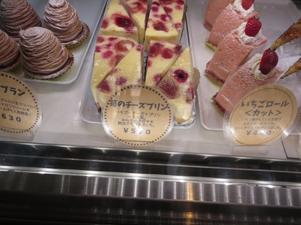 手作り菓子工房 うふの苺のチーズプリンが置かれているショーケース。