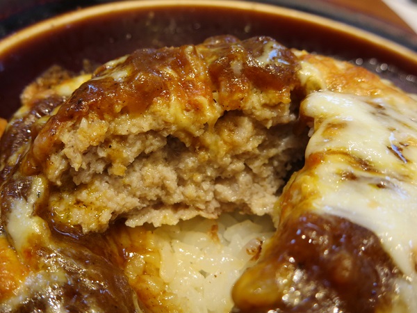 デニーズのハンバーグカレードリアのハンバーグの断面の画像。