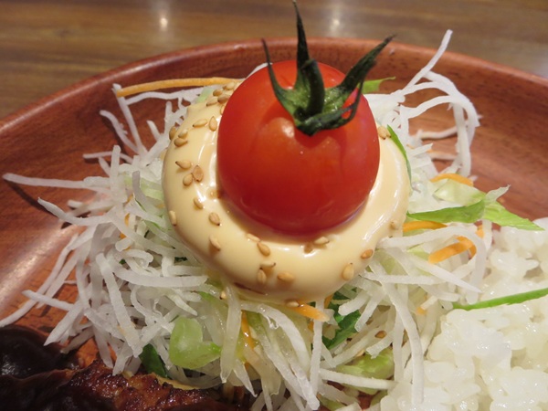 びっくりドンキーの黒デミバーグディッシュの大根サラダの近影画像。