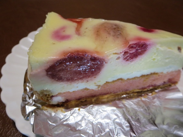 手作り菓子工房 うふの苺のチーズプリンの側面の近影画像。