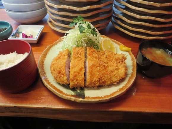 とんかつ三のロース定（ハ）の姿見。