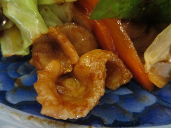 栄盛の回鍋飯の豚肉の近影画像。