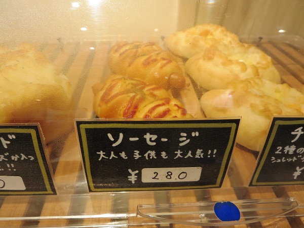 レンガのおうちのソーセージが置かれている陳列棚。
