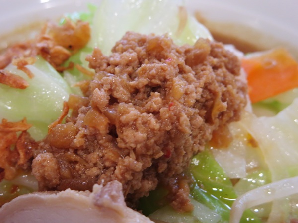 麺場 田所商店のカレーらーめんのひき肉の近影写真。