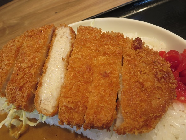 野郎めしの熟成ロースカツカレーのロースかつの近影画像。